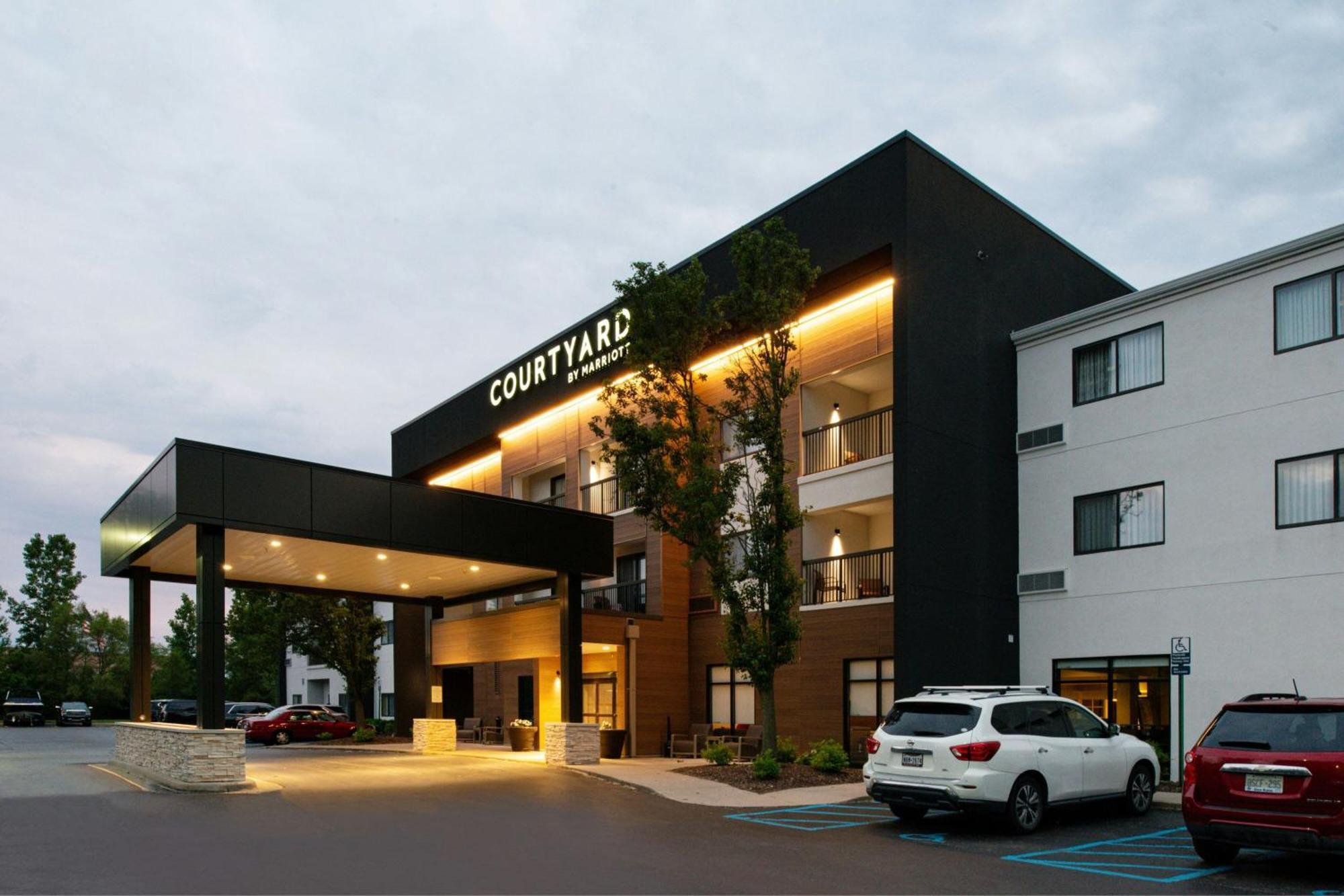 底特律尤蒂卡万怡酒店 由提卡 外观 照片